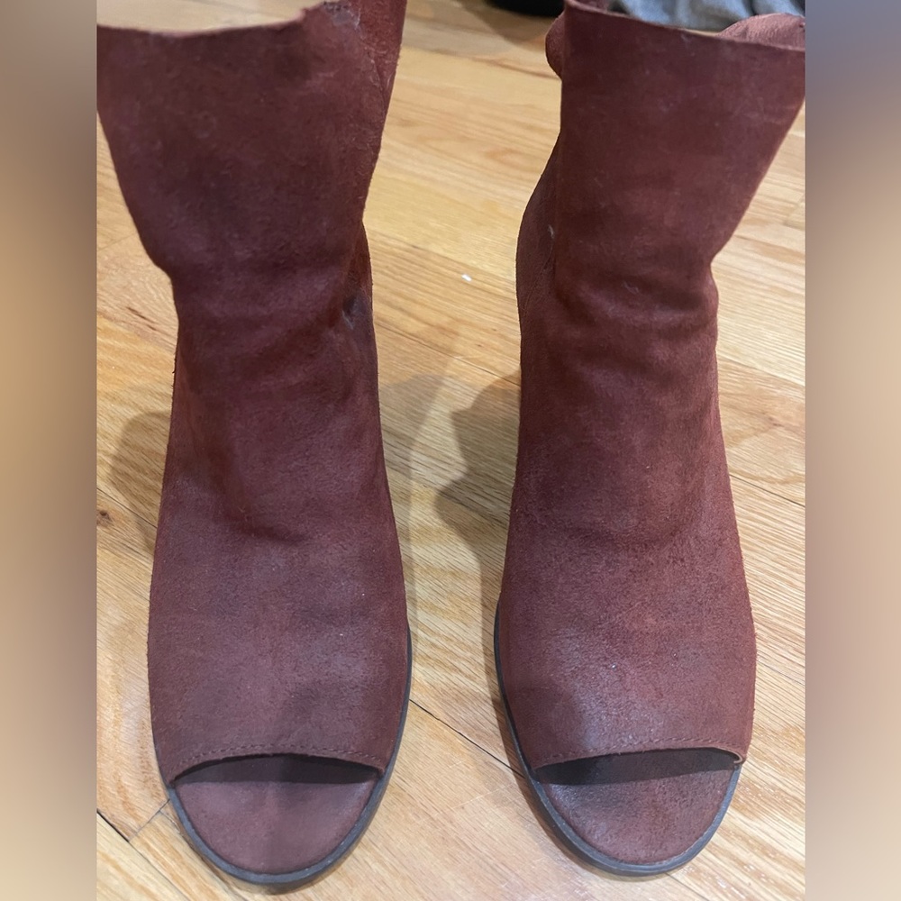 Woman’s booties with zipper on back